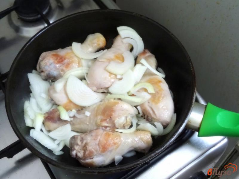 Фото приготовление рецепта: Куриные голени с овощами в сметанном соусе шаг №5