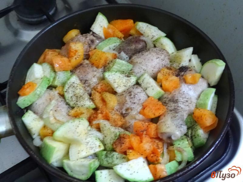 Фото приготовление рецепта: Куриные голени с овощами в сметанном соусе шаг №8