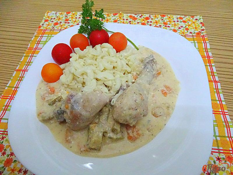 Фото приготовление рецепта: Куриные голени с овощами в сметанном соусе шаг №9