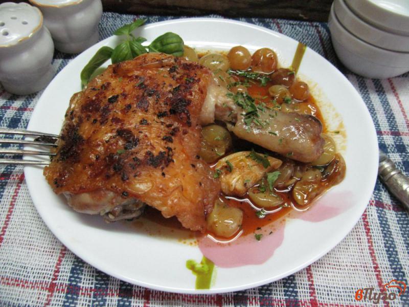 Фото приготовление рецепта: Куриный окорочок под виноградным соусом шаг №4