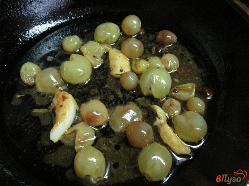 Фото приготовление рецепта: Куриный окорочок под виноградным соусом шаг №3