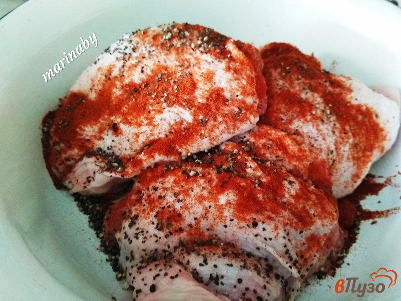 Фото приготовление рецепта: Куриные бедрышки с луком-пореем в мультиварке шаг №1