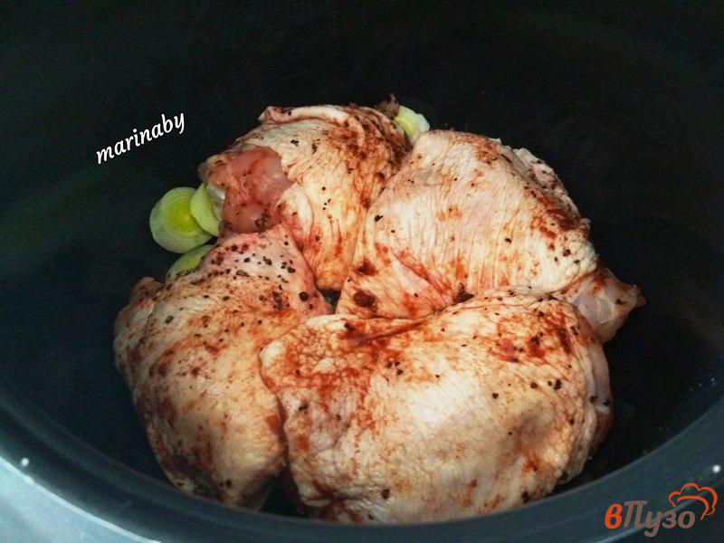 Фото приготовление рецепта: Куриные бедрышки с луком-пореем в мультиварке шаг №3