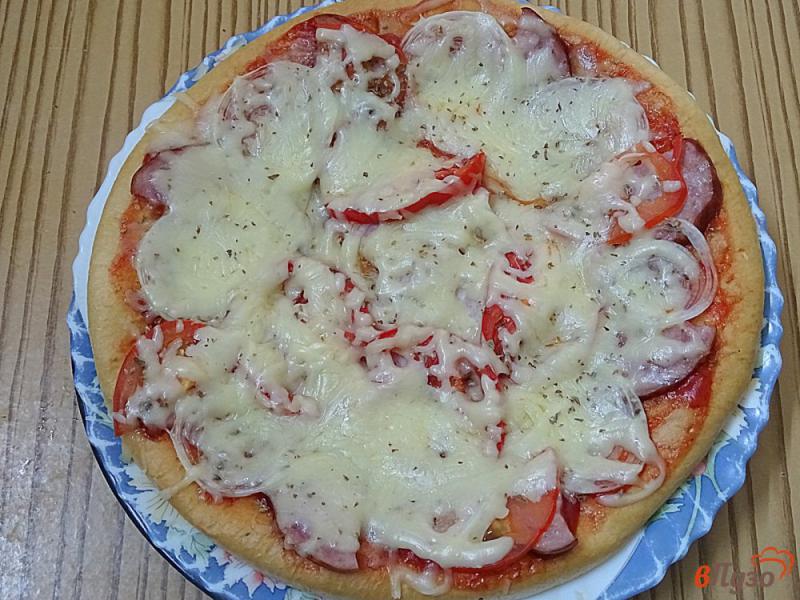 Фото приготовление рецепта: Пицца из готовых коржей в микроволновке за 3 минуты шаг №8