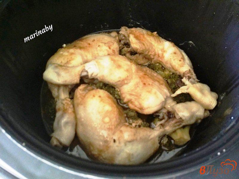 Фото приготовление рецепта: Куриные окорочка с брокколи в мультиварке шаг №4