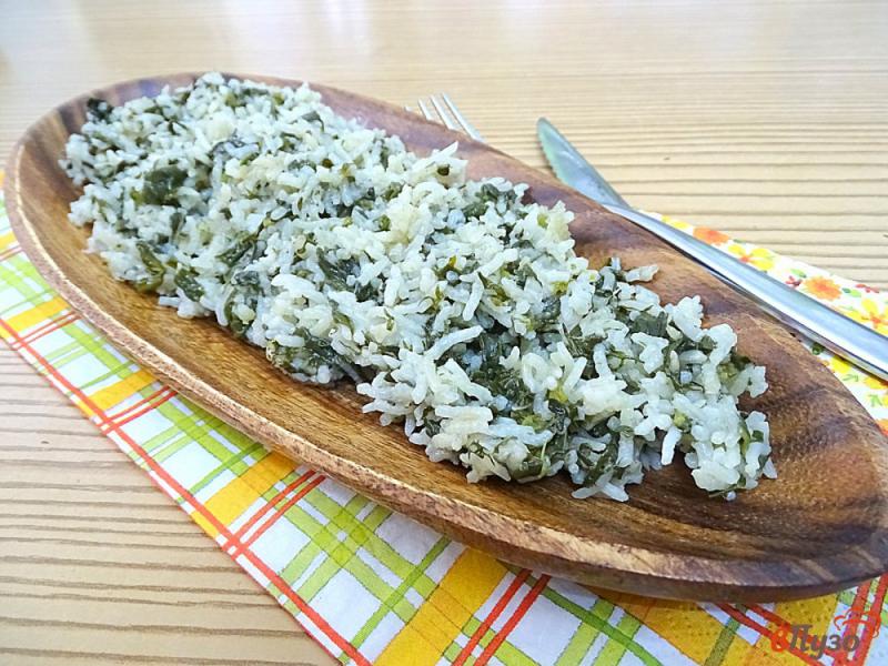 Фото приготовление рецепта: Рис со шпинатом и укропом шаг №8