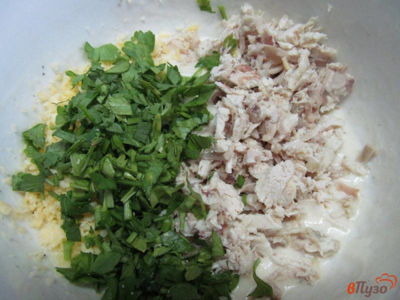 Фото приготовление рецепта: Лепешки с мясом курицы и сыром шаг №3