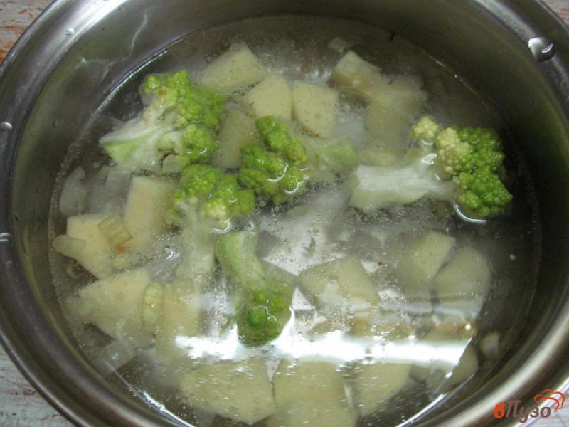 Фото приготовление рецепта: Крем-суп из капусты романеско и картофеля с кукурузой и беконом шаг №4