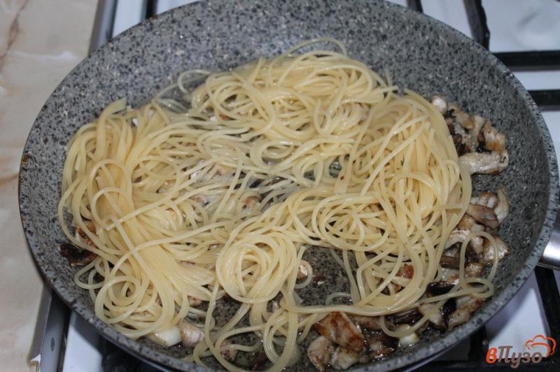 Фото приготовление рецепта: Спагетти в японском стиле с рыбой и соевым соусом шаг №5