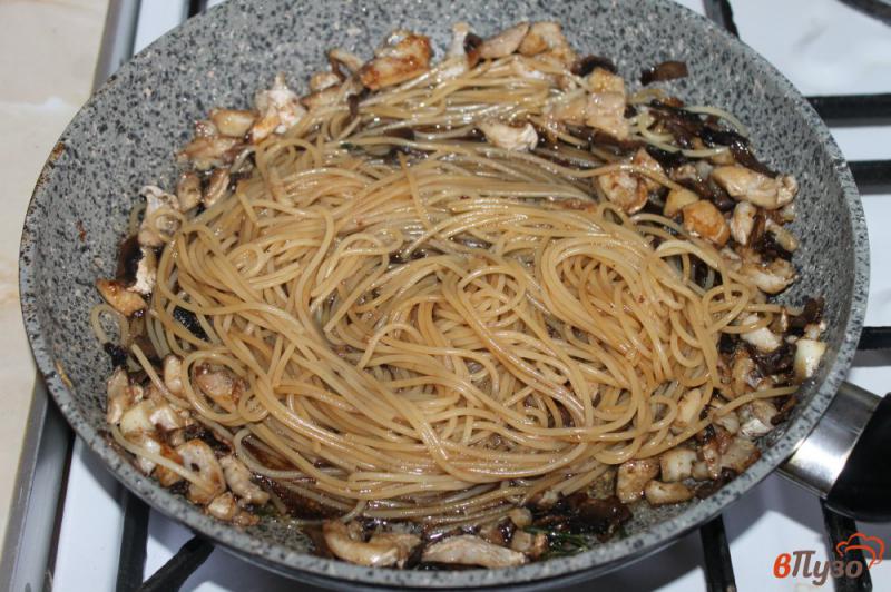 Фото приготовление рецепта: Спагетти в японском стиле с рыбой и соевым соусом шаг №6