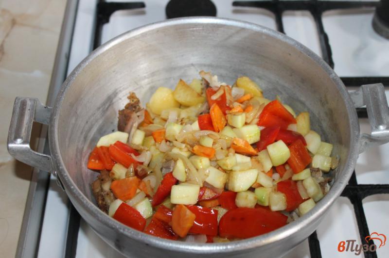 Фото приготовление рецепта: Картофельное рагу с болгарским перцем и курицей шаг №6