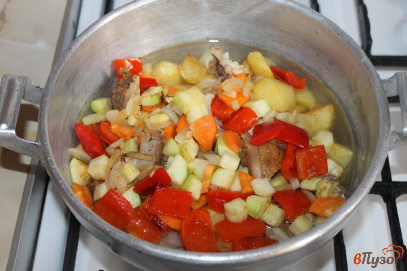 Фото приготовление рецепта: Картофельное рагу с болгарским перцем и курицей шаг №7