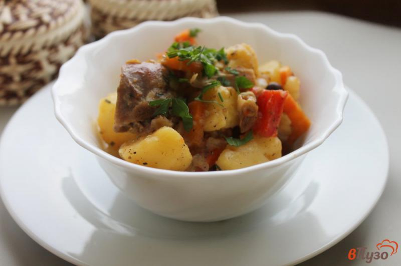 Фото приготовление рецепта: Картофельное рагу с болгарским перцем и курицей шаг №8