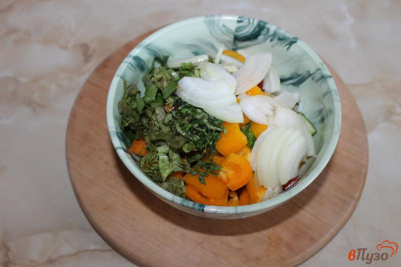 Фото приготовление рецепта: Овощной салат с медово - горчичным соусом шаг №4