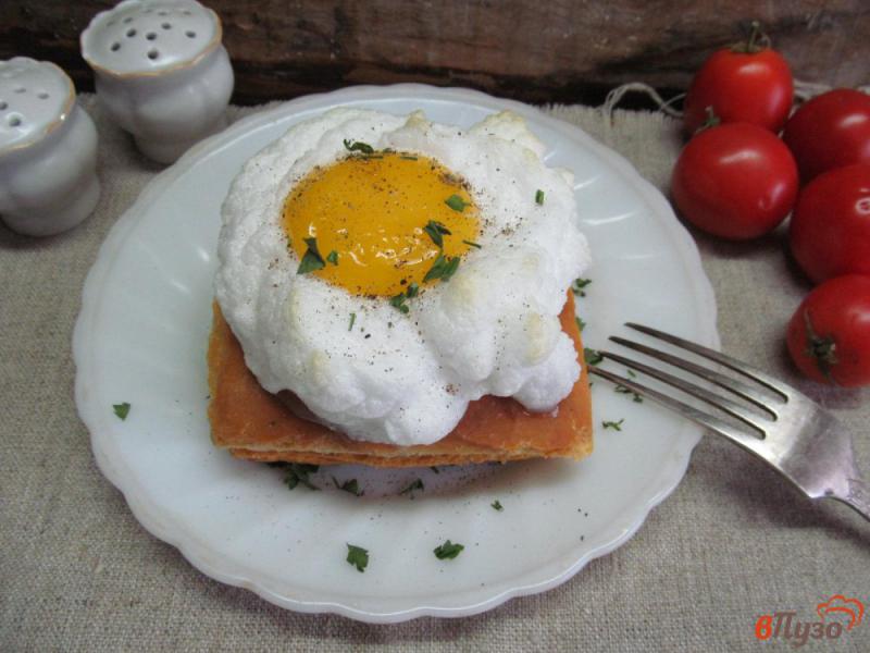 Фото приготовление рецепта: Бутерброд с воздушным яйцом шаг №7