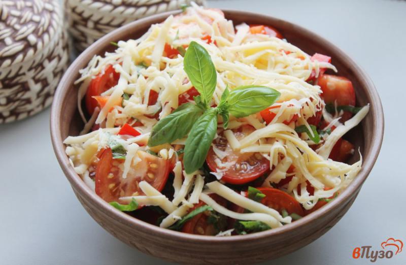 Фото приготовление рецепта: Салат из помидоров черри, болгарского перца и твердого сыра шаг №5