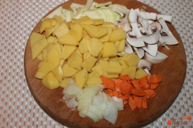 Фото приготовление рецепта: Картофель жареный с грибами, кабачком и морковью шаг №2