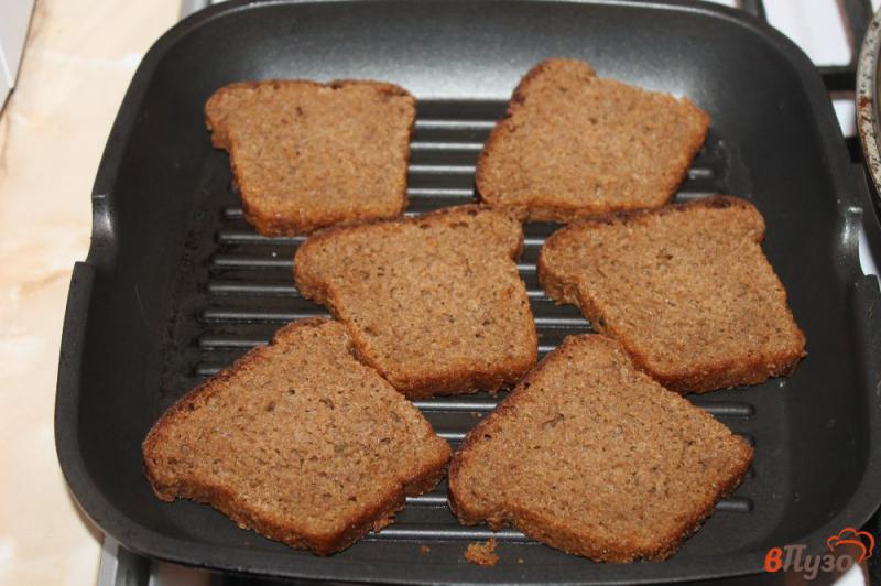 Фото приготовление рецепта: Тосты из черного хлеба с красной икрой, зеленью и сливочным маслом шаг №1