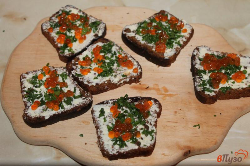 Фото приготовление рецепта: Тосты из черного хлеба с красной икрой, зеленью и сливочным маслом шаг №5
