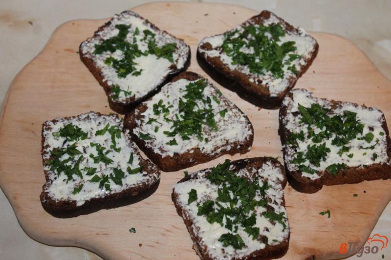 Фото приготовление рецепта: Тосты из черного хлеба с красной икрой, зеленью и сливочным маслом шаг №4