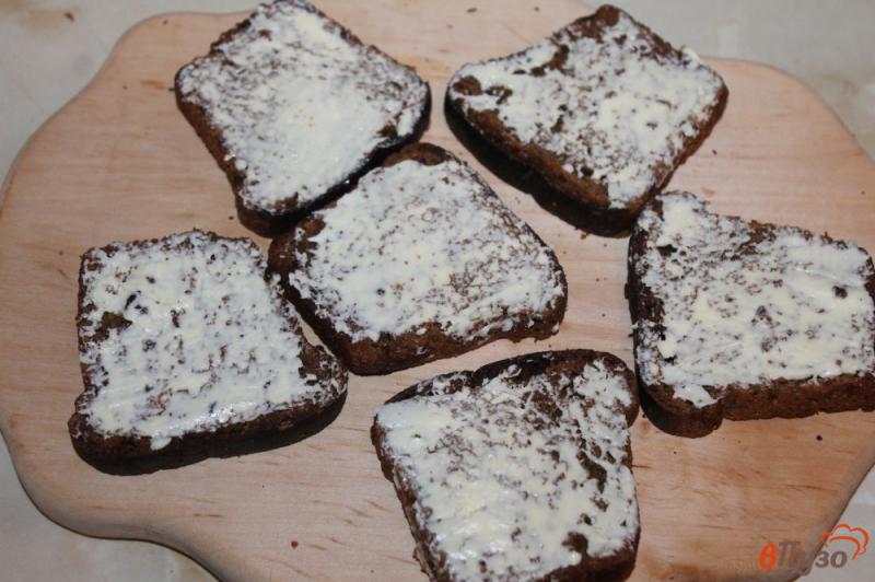 Фото приготовление рецепта: Тосты из черного хлеба с красной икрой, зеленью и сливочным маслом шаг №3
