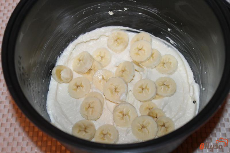 Фото приготовление рецепта: Творожная запеканка с бананом в мультварке шаг №9