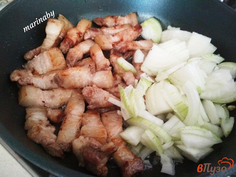 Фото приготовление рецепта: Поджарка из свинины с молодым картофелем шаг №4