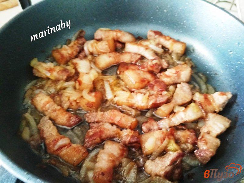 Фото приготовление рецепта: Поджарка из свинины с молодым картофелем шаг №6