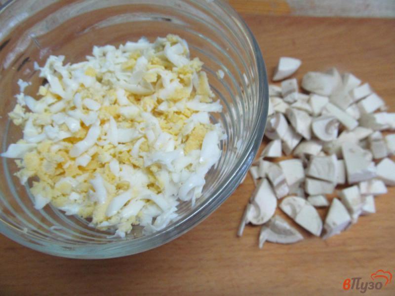 Фото приготовление рецепта: Салат со шпротами грибами и сыром шаг №1