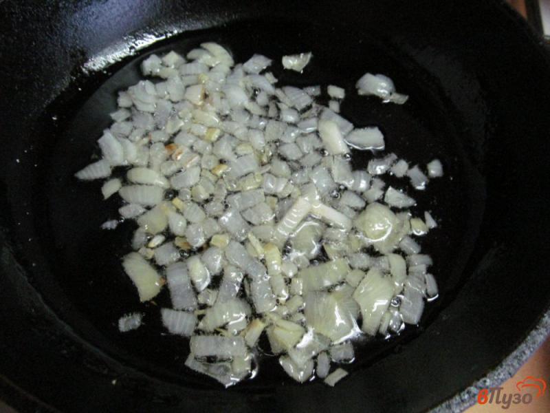 Фото приготовление рецепта: Салат со шпротами грибами и сыром шаг №2