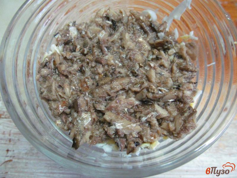 Фото приготовление рецепта: Салат со шпротами грибами и сыром шаг №4