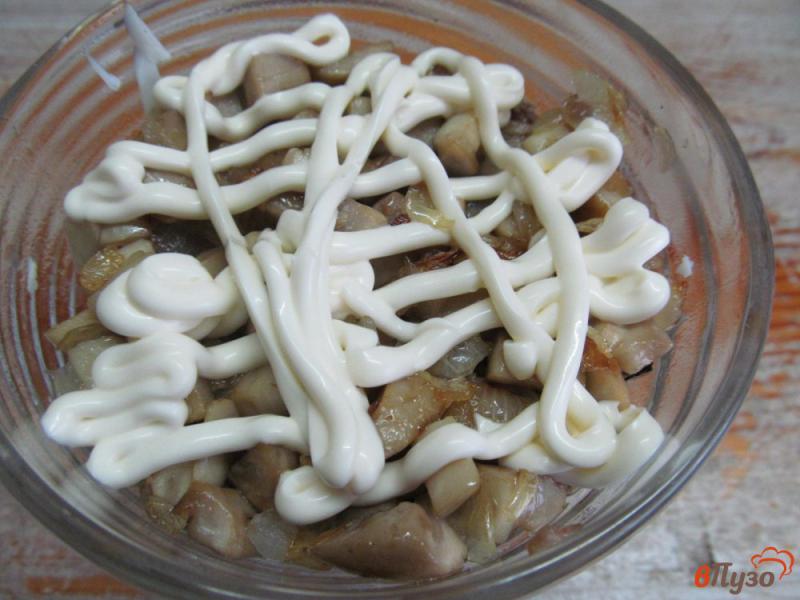 Фото приготовление рецепта: Салат со шпротами грибами и сыром шаг №5