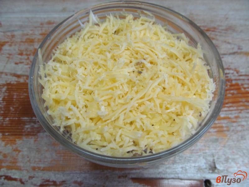 Фото приготовление рецепта: Салат со шпротами грибами и сыром шаг №6