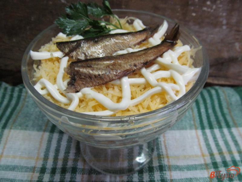 Фото приготовление рецепта: Салат со шпротами грибами и сыром шаг №7