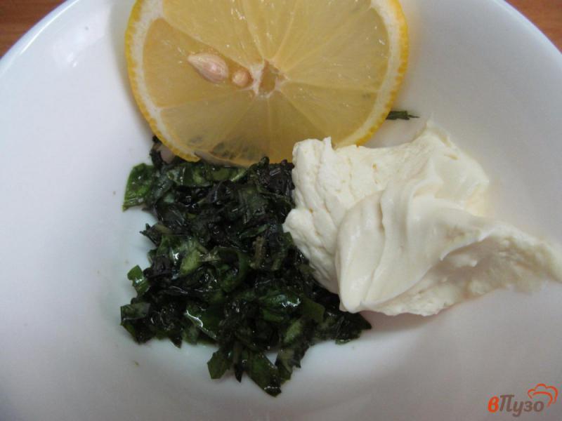 Фото приготовление рецепта: Салат из помидора и кабачка под соусом из базилика и сметаны шаг №3