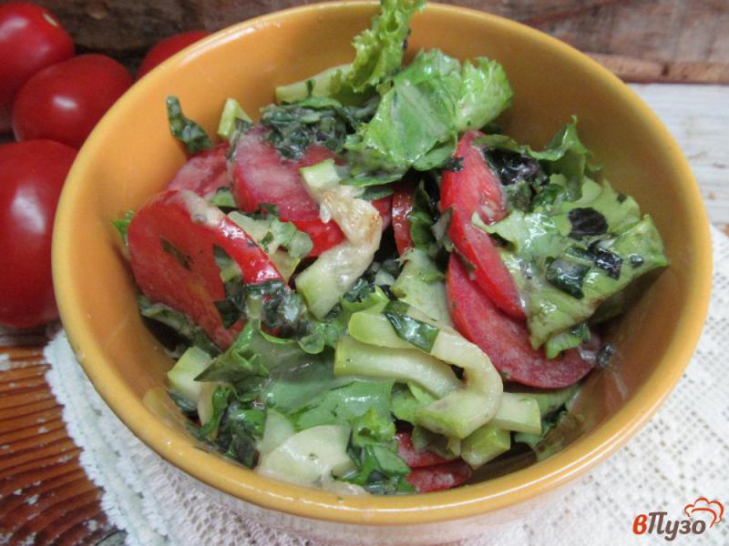 Фото приготовление рецепта: Салат из помидора и кабачка под соусом из базилика и сметаны шаг №7