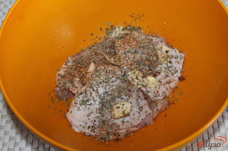 Фото приготовление рецепта: Куриные бедра маринованные в травах с добавлением Тана шаг №3