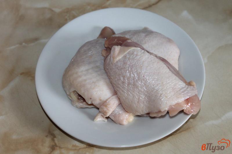 Фото приготовление рецепта: Куриные бедра маринованные в травах с добавлением Тана шаг №1