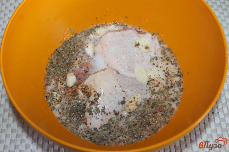 Фото приготовление рецепта: Куриные бедра маринованные в травах с добавлением Тана шаг №4
