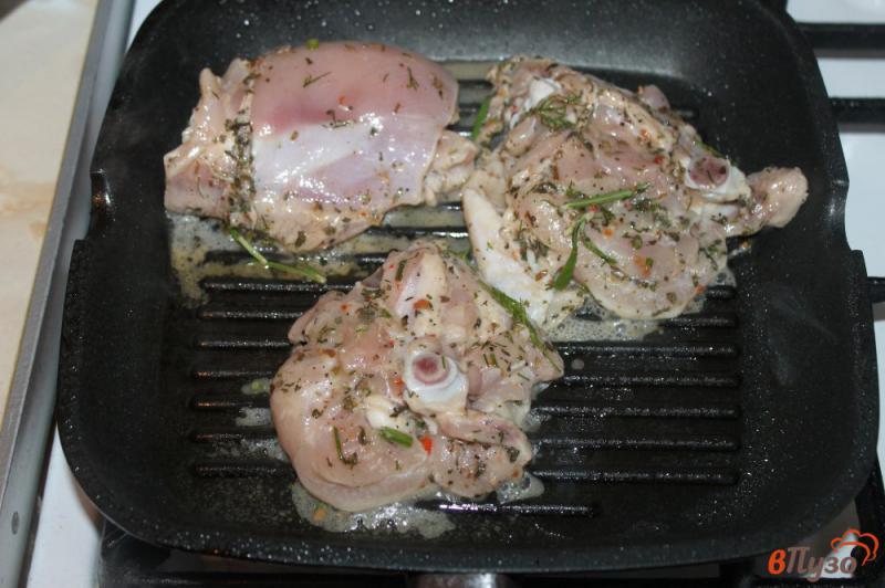 Фото приготовление рецепта: Куриные бедра маринованные в травах с добавлением Тана шаг №6