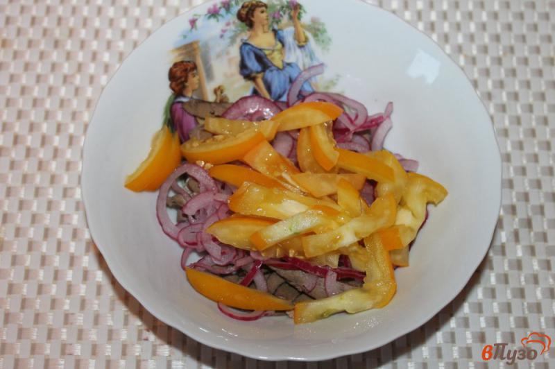 Фото приготовление рецепта: Салат из отварной печени и печеным перцем шаг №4