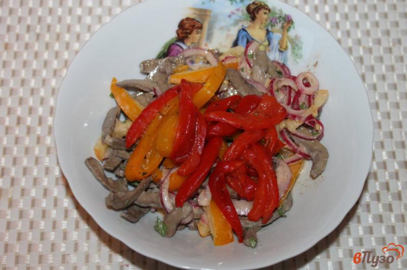 Фото приготовление рецепта: Салат из отварной печени и печеным перцем шаг №5