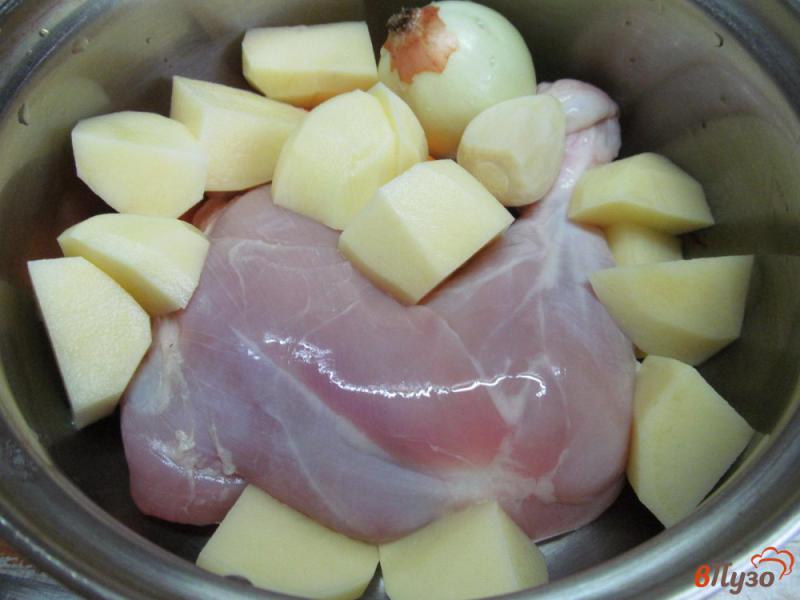 Фото приготовление рецепта: Куриный окорочок с овощами шаг №2