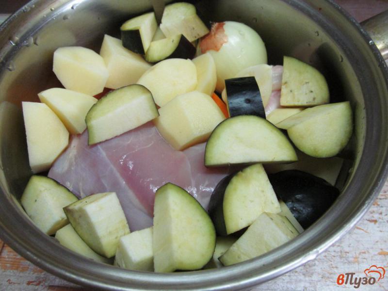 Фото приготовление рецепта: Куриный окорочок с овощами шаг №3