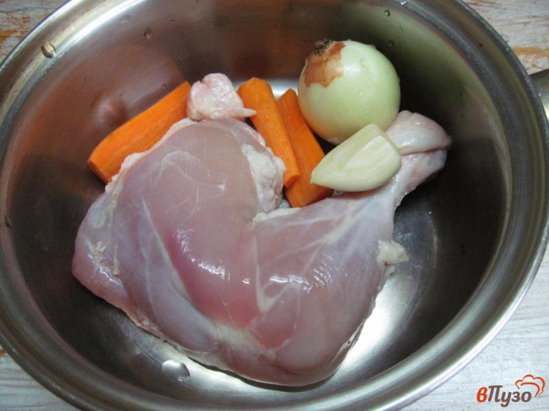Фото приготовление рецепта: Куриный окорочок с овощами шаг №1