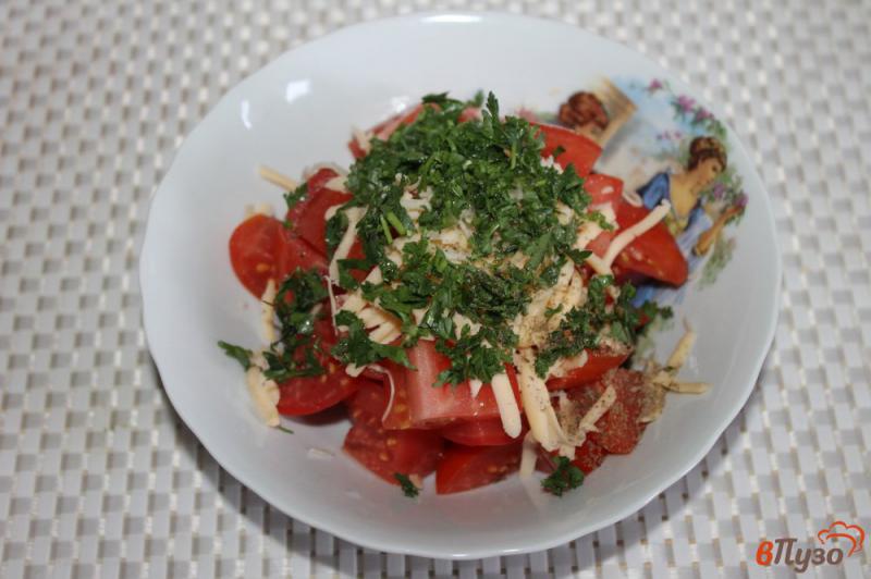 Фото приготовление рецепта: Салат из помидоров с сыром и сметаной шаг №3