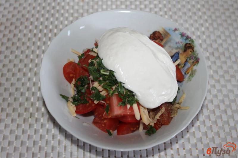 Фото приготовление рецепта: Салат из помидоров с сыром и сметаной шаг №4