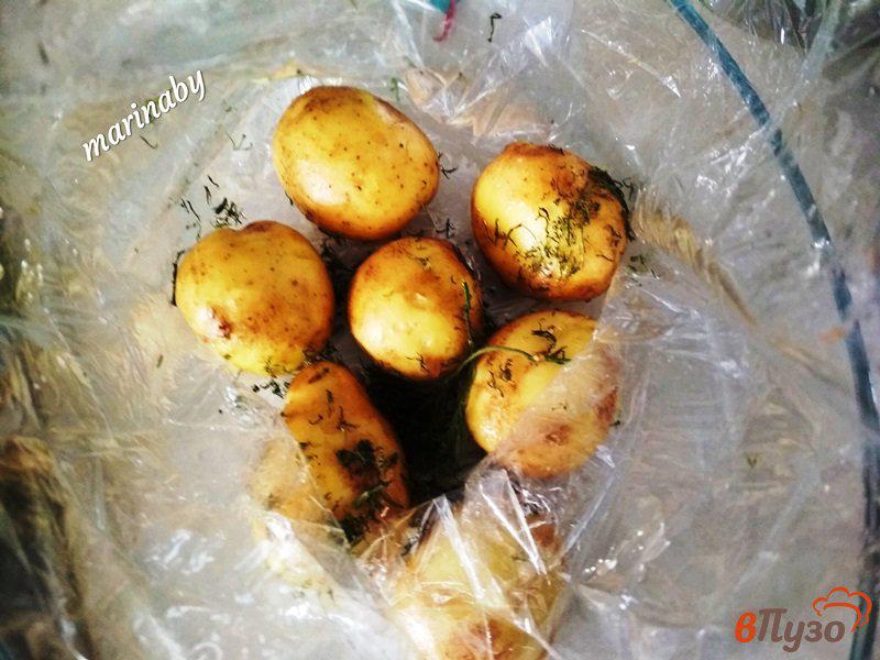Фото приготовление рецепта: Свиные ребра с молодым картофелем шаг №4