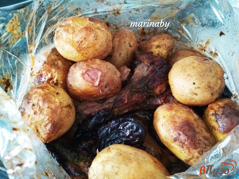 Фото приготовление рецепта: Свиные ребра с молодым картофелем шаг №9