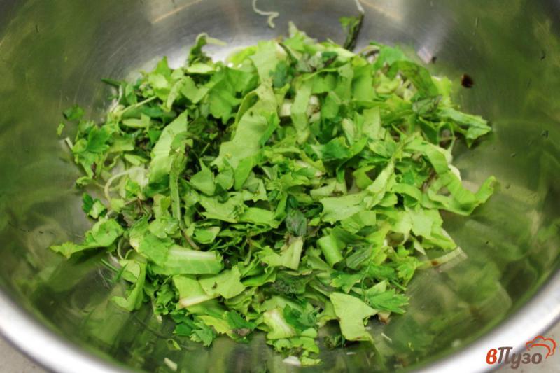 Фото приготовление рецепта: Салат из помидор, с кунжутом и зеленью ассорти шаг №2